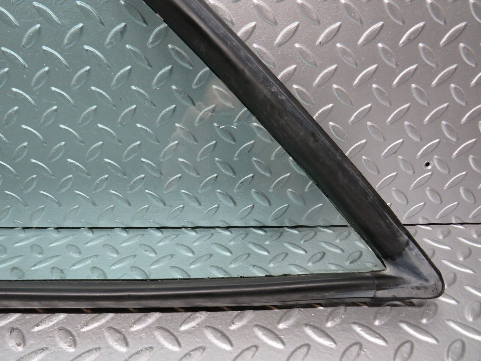 28395 Mercedes-Benz S123 240D Wagon Rear Right Window Glass 1238701039