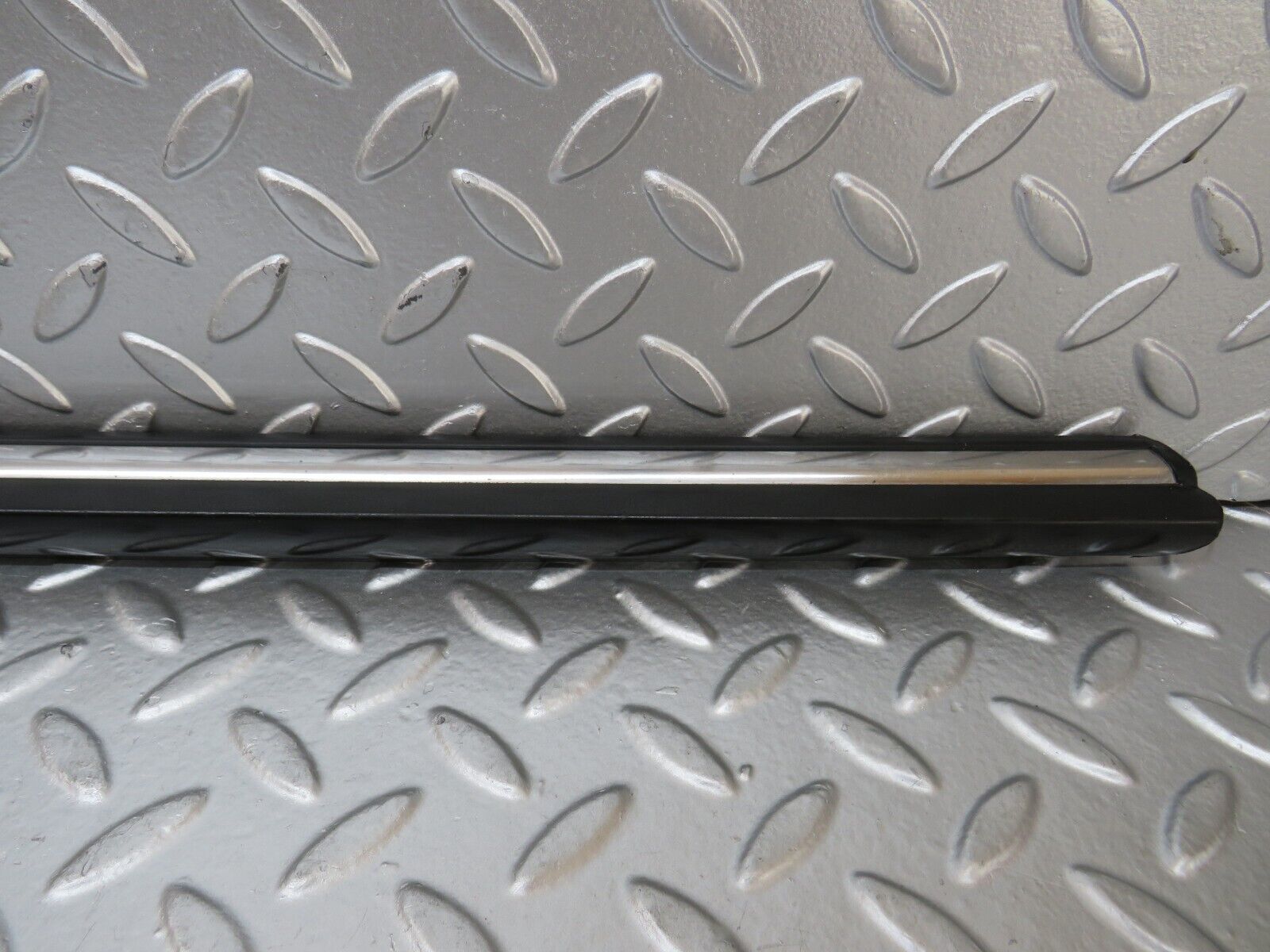 26080 Mercedes-Benz W116 450SE Front Left Door Centre Moulding Trim