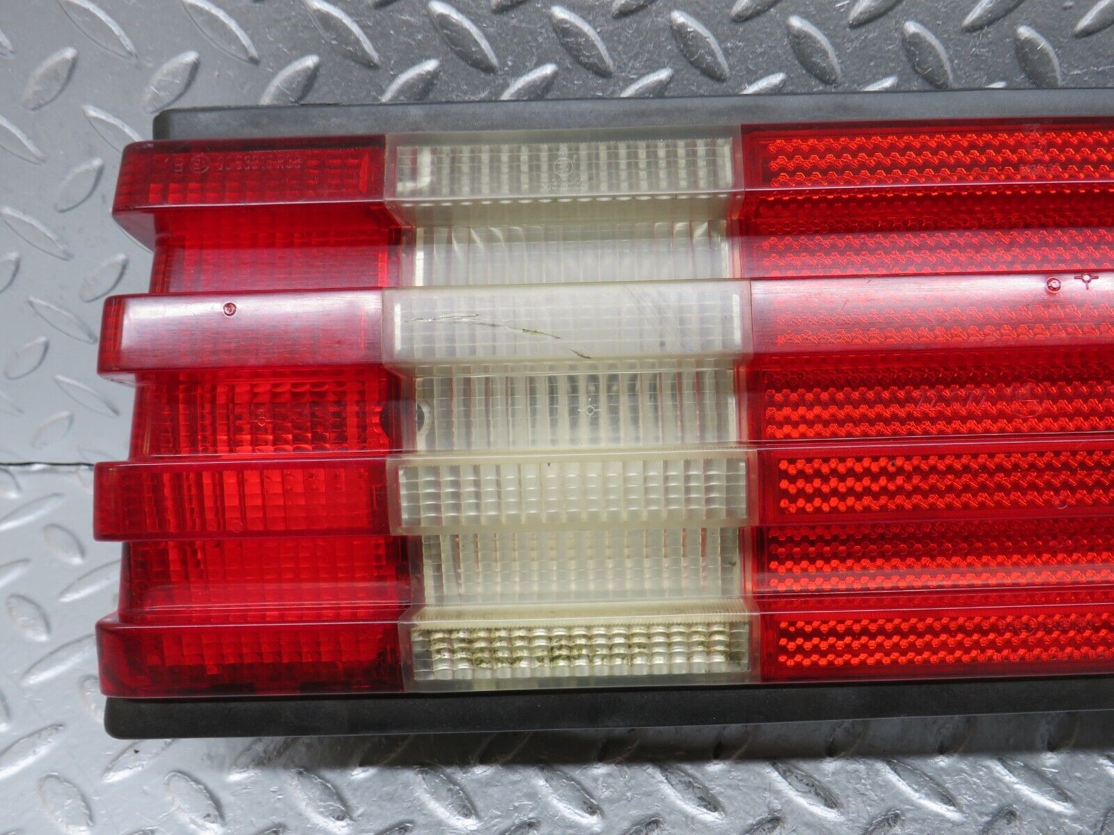 36191 Mercedes-Benz W126 420SE Tail Light & Bulb Holder Right Side 22072