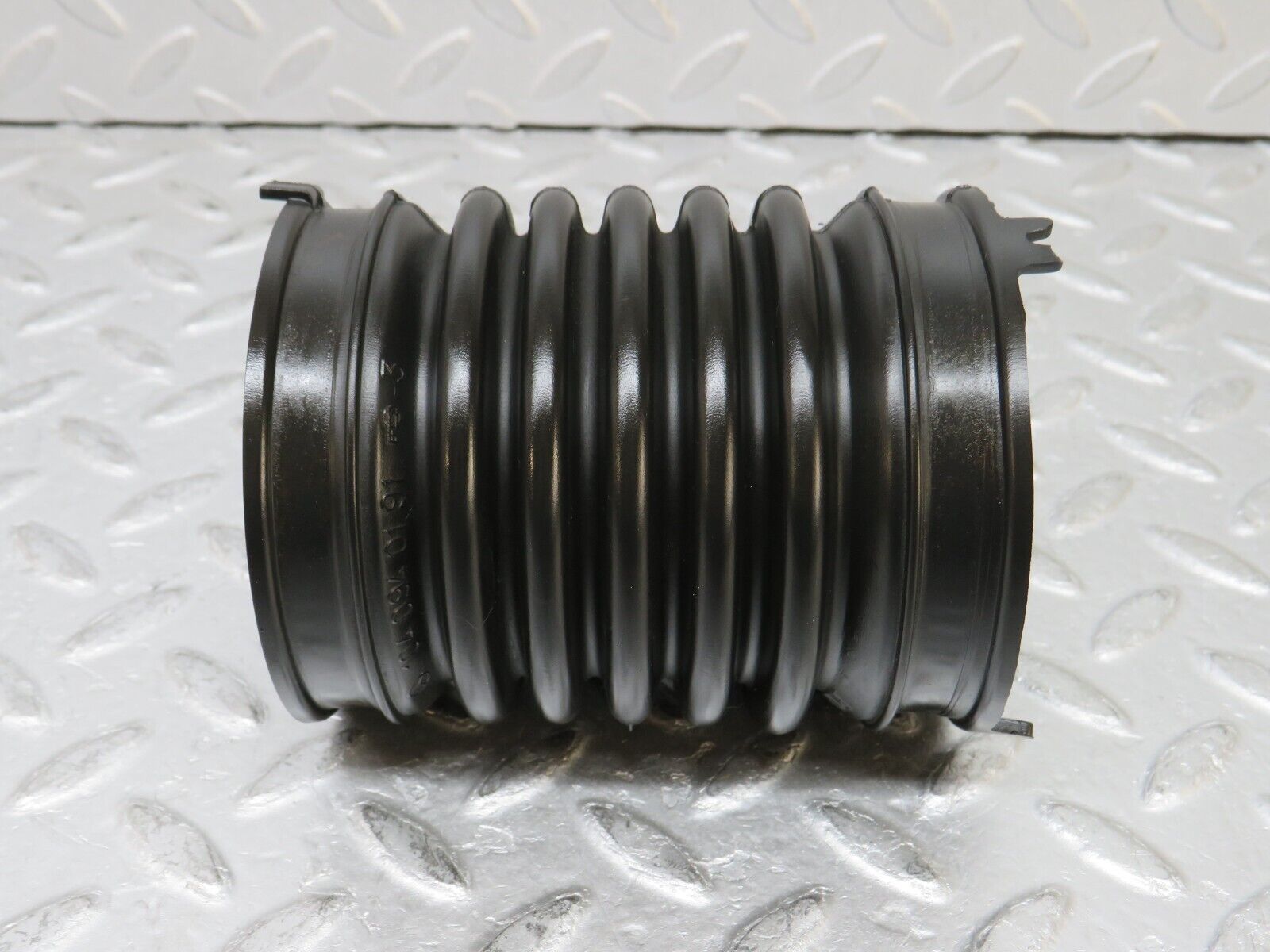 37813 Mercedes-Benz A124 320E Cabriolet Air Intake Hose Pipe 1040940191