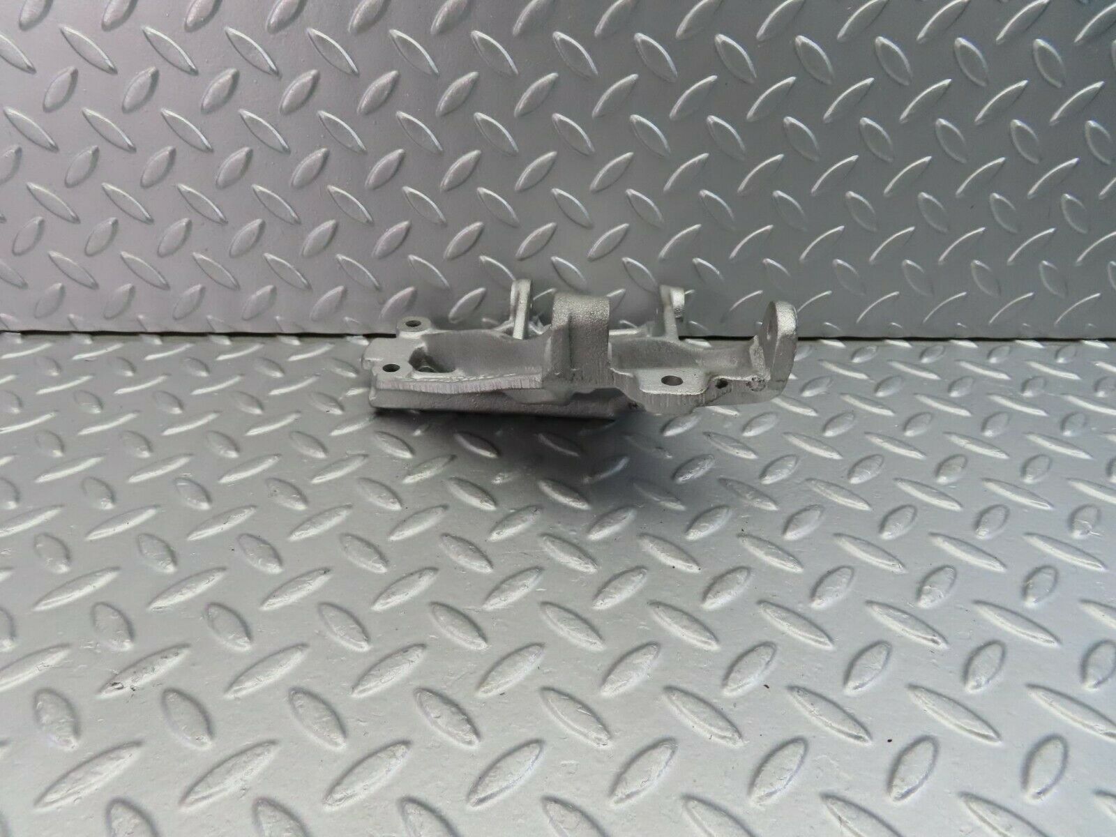 9820 Mercedes-Benz C123 280CE Coupe Alternator Bracket 1101550735