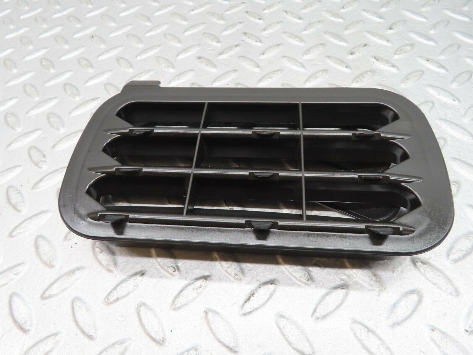 16201 Mercedes-Benz W124 260E Rear Air Intake Vent 1248370230