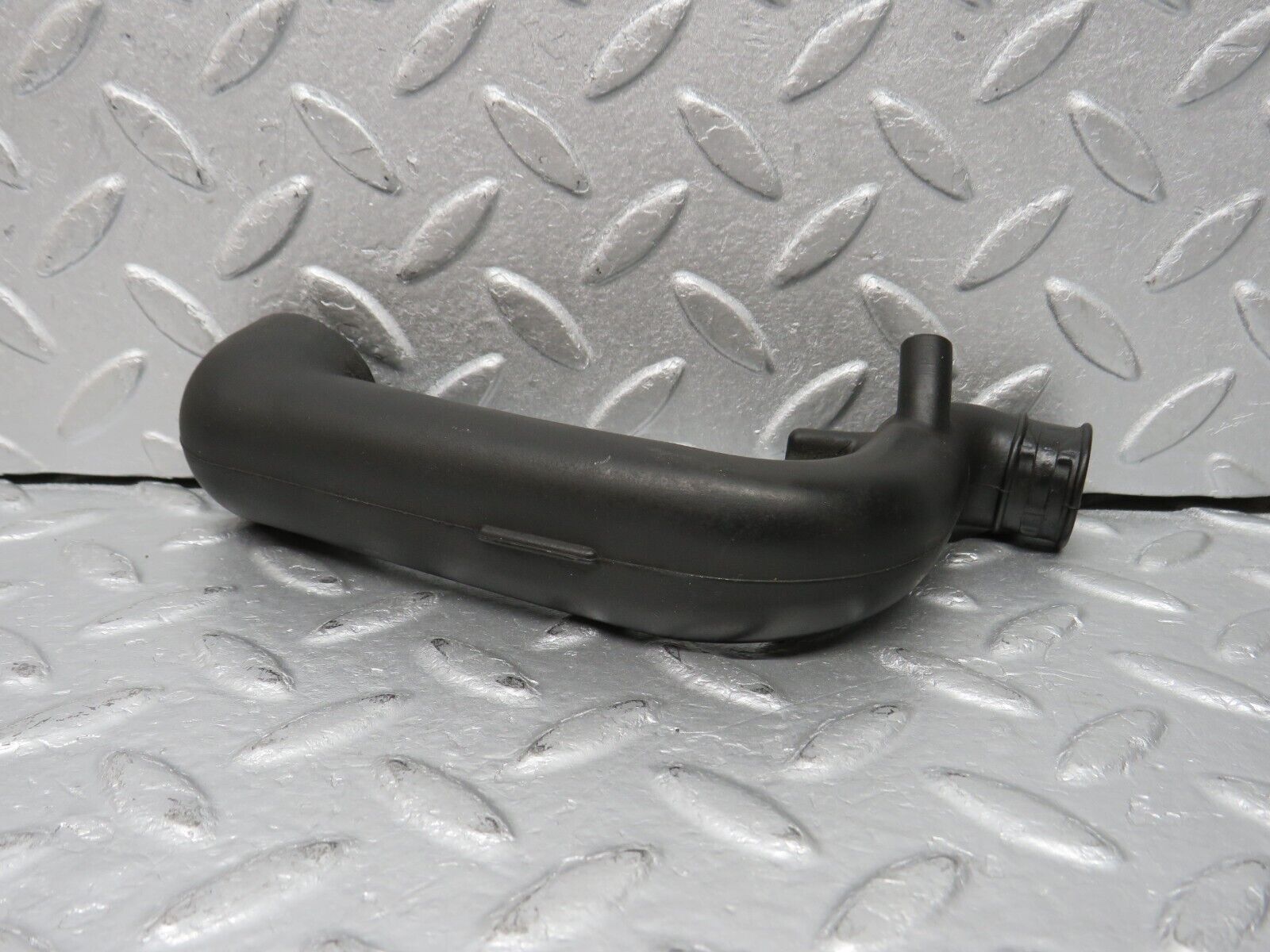 38886 Mercedes-Benz W201 190E 2.6L Crankcase Breather Pipe 1030941982