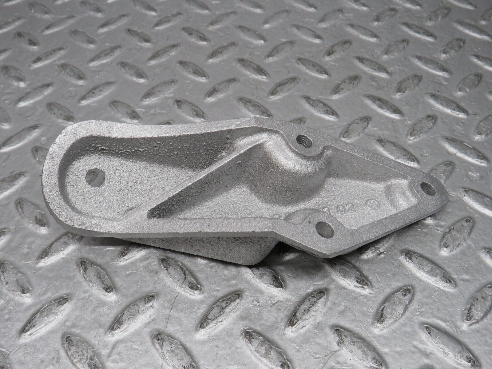 37351 Mercedes-Benz W109 300SEL Engine Mount Bracket Support Right 1092410302