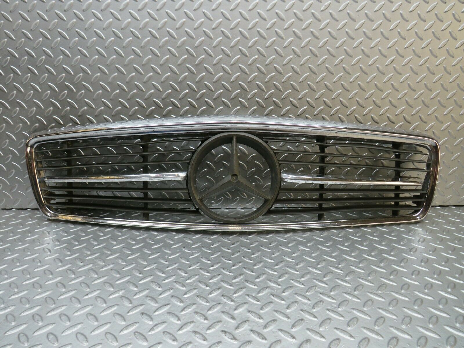 22852 Mercedes-Benz C107 450SLC Coupe Bonnet Grill 1078881523