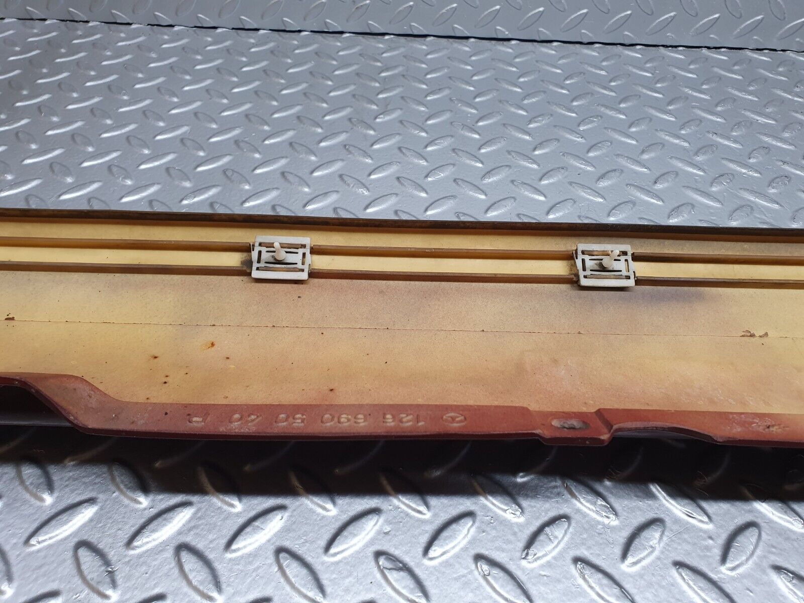 41226 Mercedes-Benz W126 300SE Side Skirt Right 1266905040 1266980230 1266980430