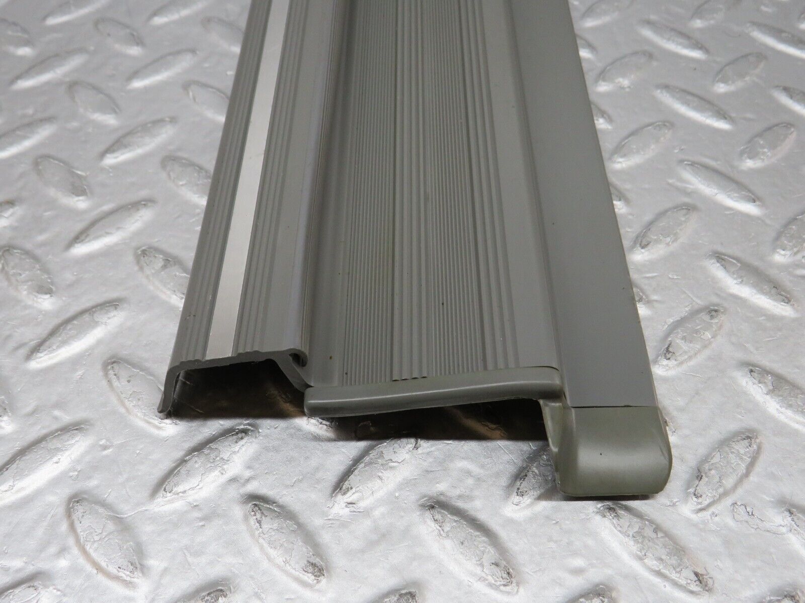 35992 Mercedes-Benz W126 420SE Rear Left Door Sill Trim Grey