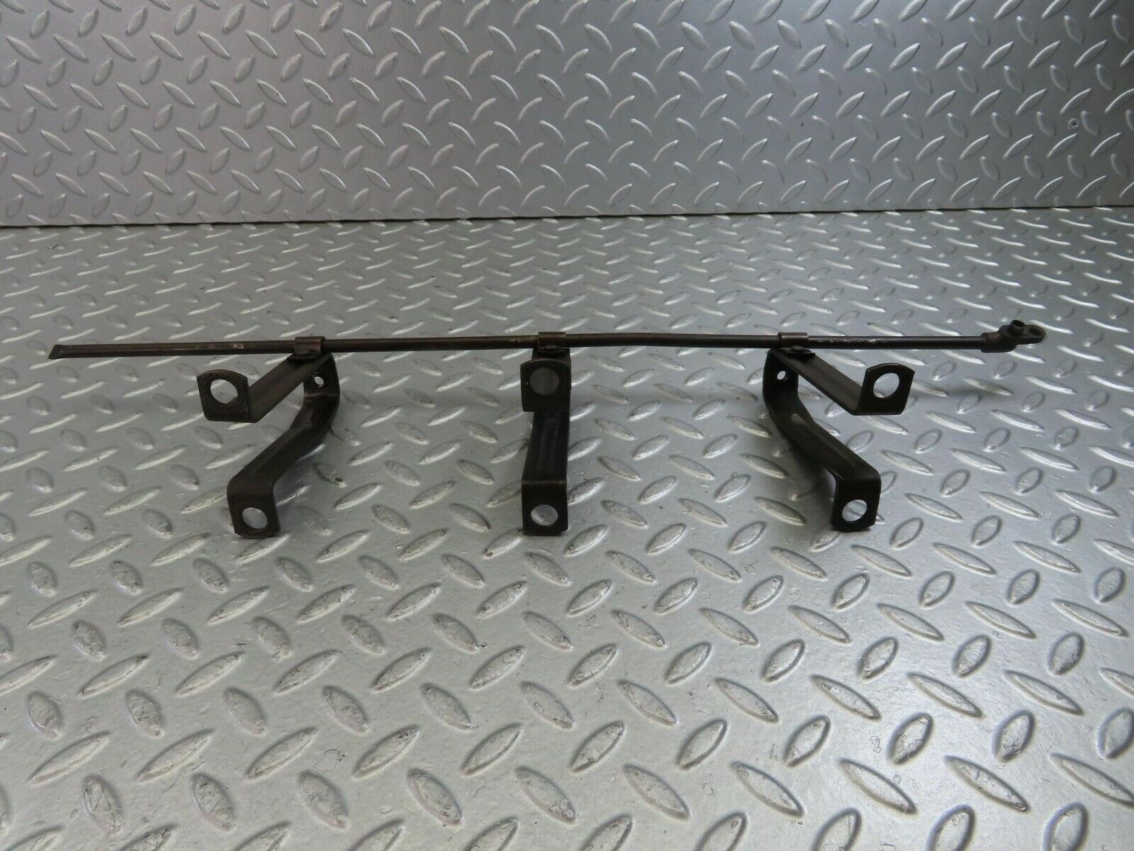 10221 Mercedes-Benz W111 220SE Camshaft Oil Tube With Rocker Cover Supports