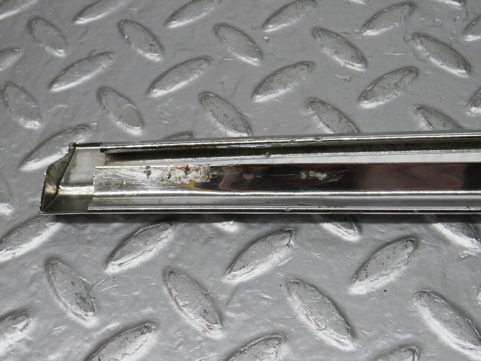 0742 Mercedes-Benz C107 350SLC Coupe Rear Left Window Chrome