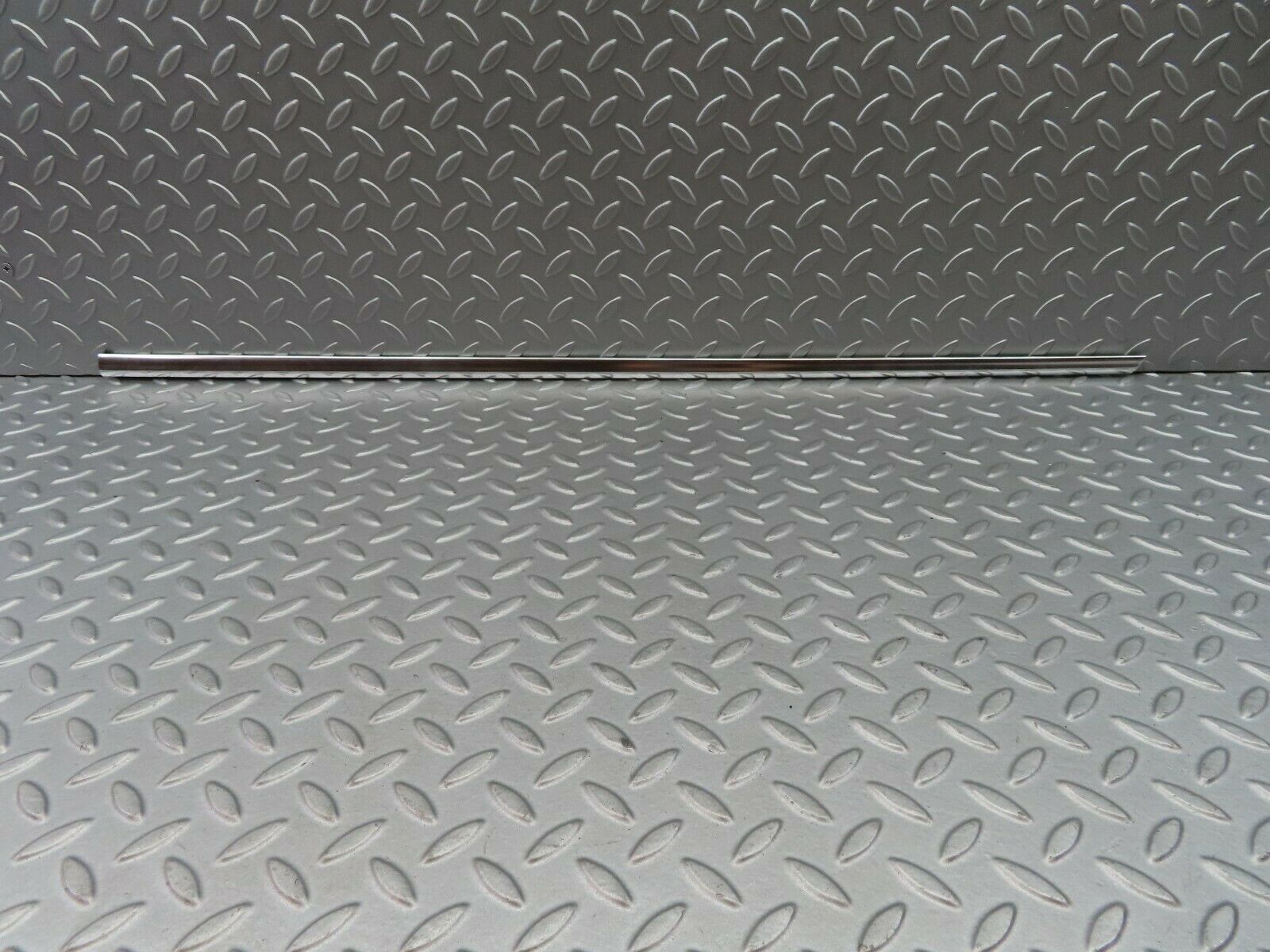 5910 Mercedes-Benz W123 200 Front Left Door Chrome Moulding Trim