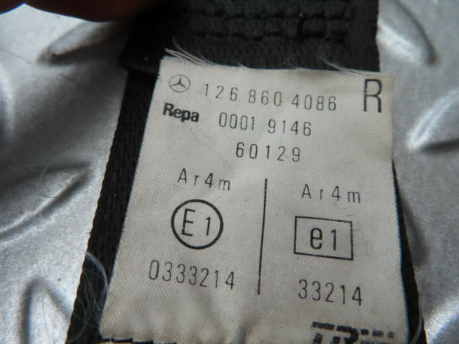 6226 Mercedes-Benz W126 380SE Front Right Seat Belt Driver Side 1268604086