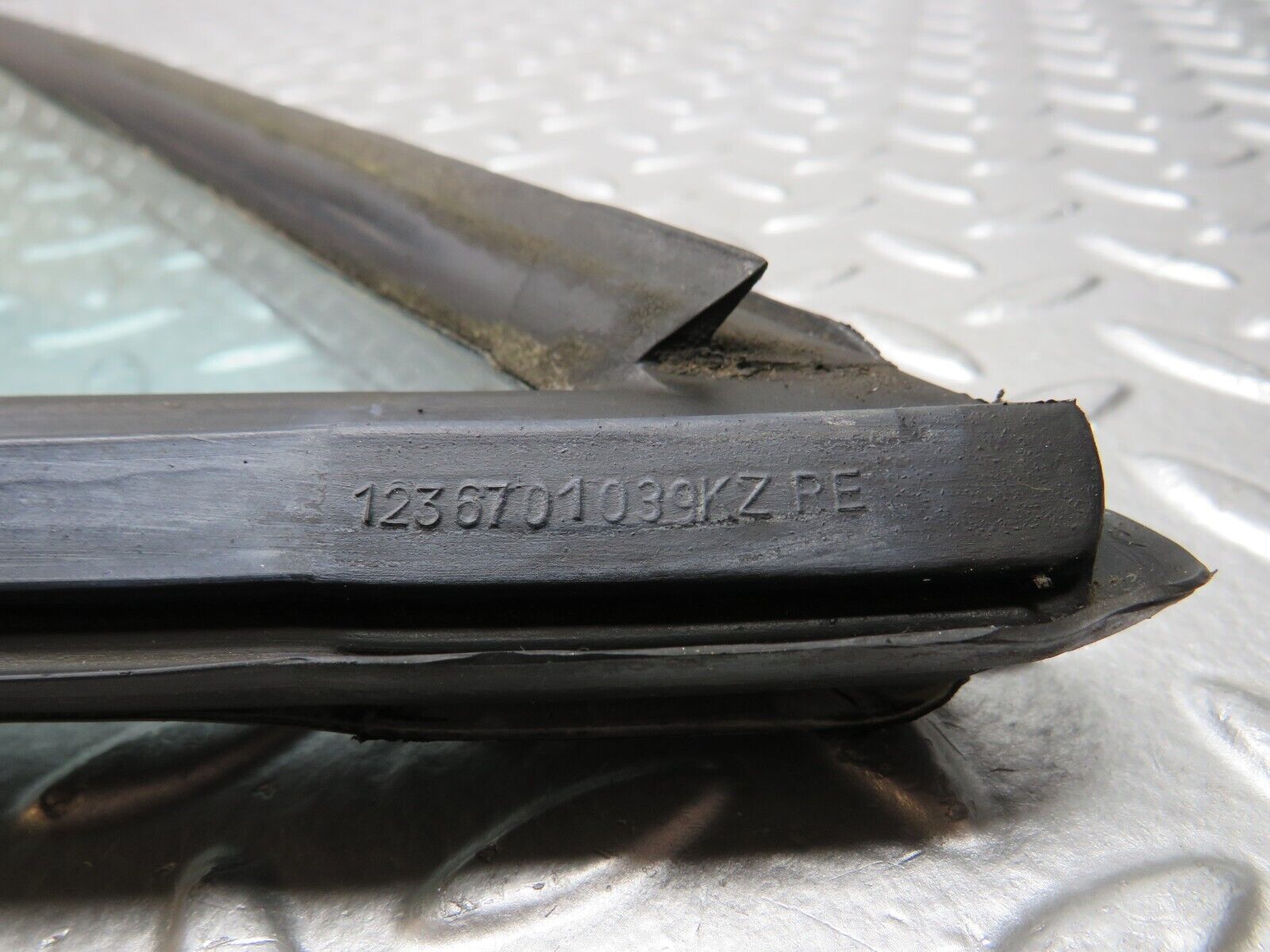 28395 Mercedes-Benz S123 240D Wagon Rear Right Window Glass 1238701039