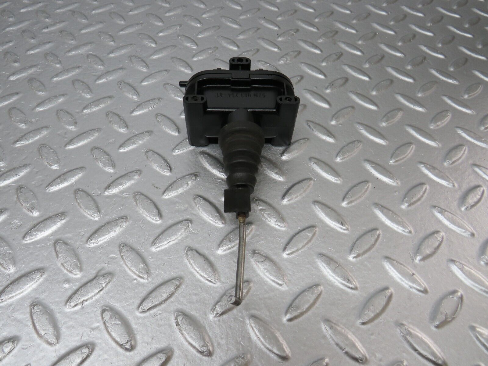 34332 Mercedes-Benz C126 380SEC Coupe Door Lock Vacuum Actuator Left Side