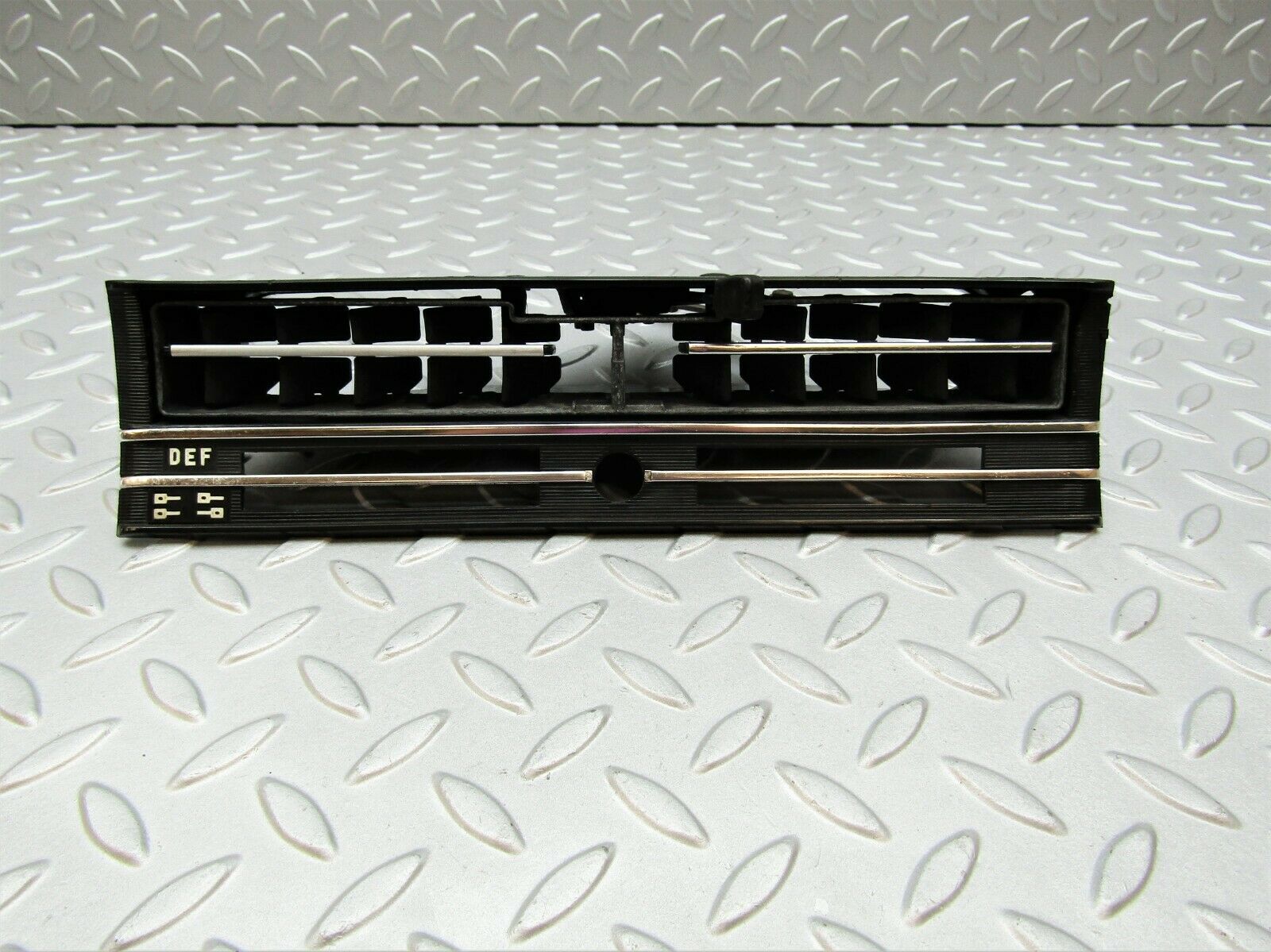 3278 Mercedes-Benz W115 220D Dashboard Centre Air Vent 1158300003