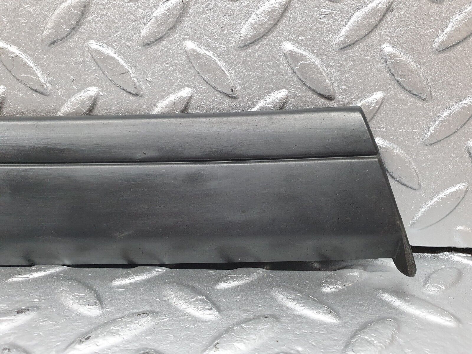 41424 Mercedes-Benz W124 200E Front Left Fender Wing Lower Moulding Trim