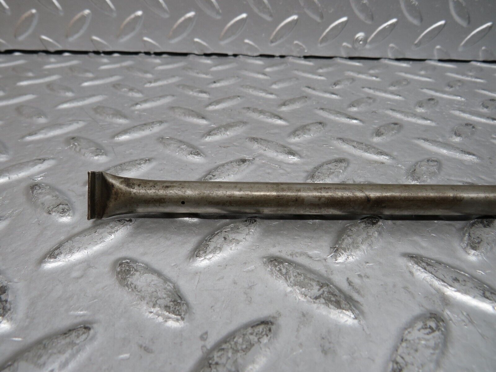 29941 Mercedes-Benz W123 230E Camshaft Oil Tube