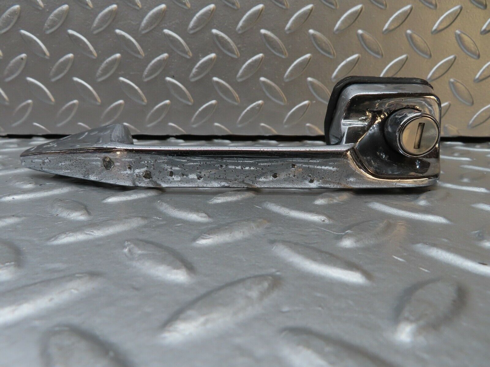 20835 Mercedes-Benz W114 250CE Coupe Door Handle Right No Key 1157660201