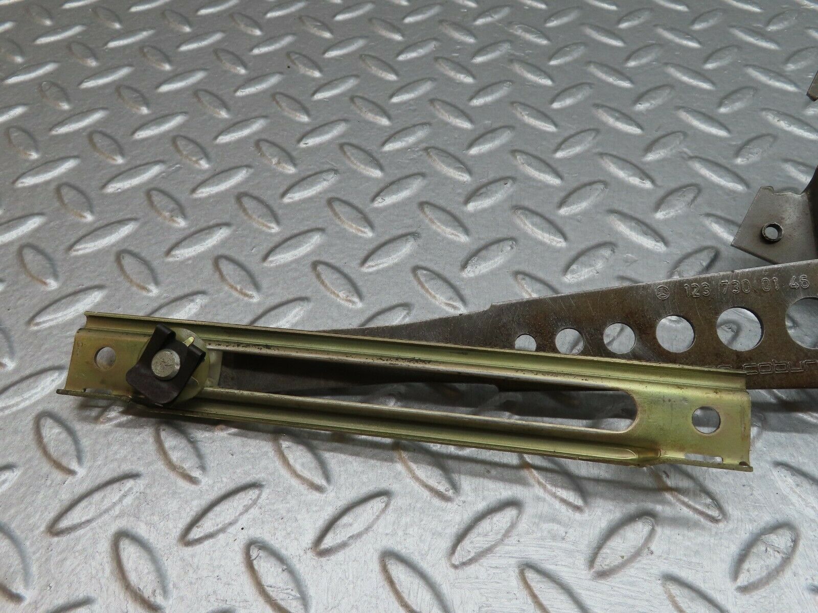 18045 Mercedes-Benz W123 200 Rear Left Manual Window Regulator 1237300146