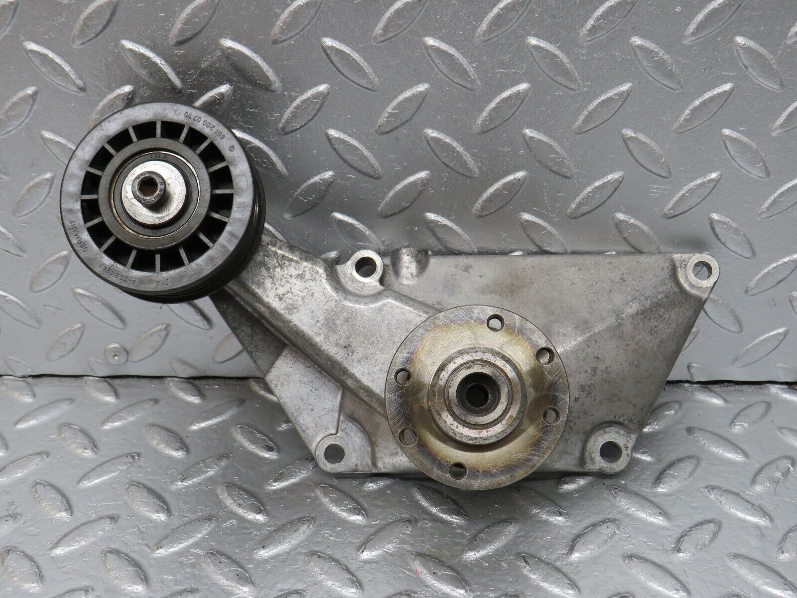 34146 Mercedes-Benz W124 260E Engine Cooling Fan Clutch Bracket 1032050805