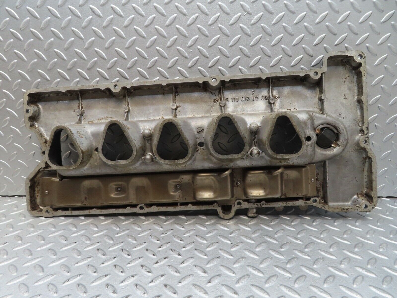 16992 Mercedes-Benz C123 280CE Coupe Cylinder Head Valve Cover 1100160905