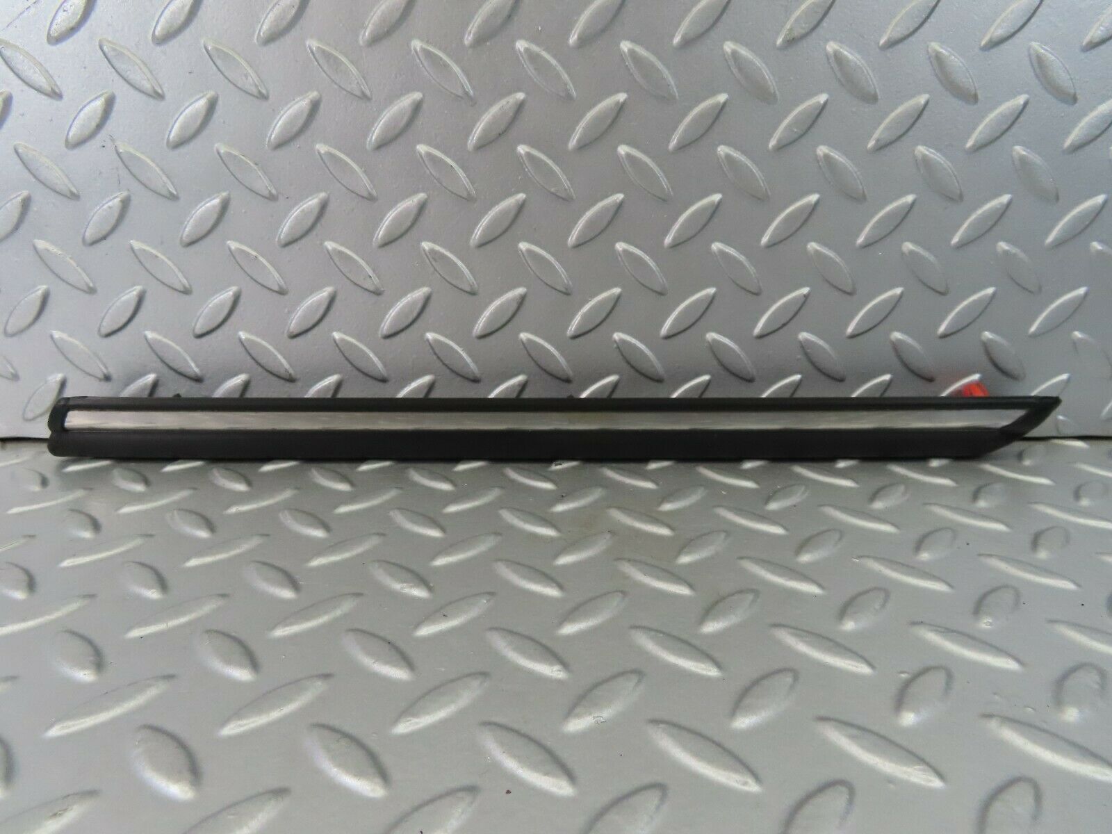 7264 Mercedes-Benz W116 450SE Front Right Fender Wing Centre Chrome Trim