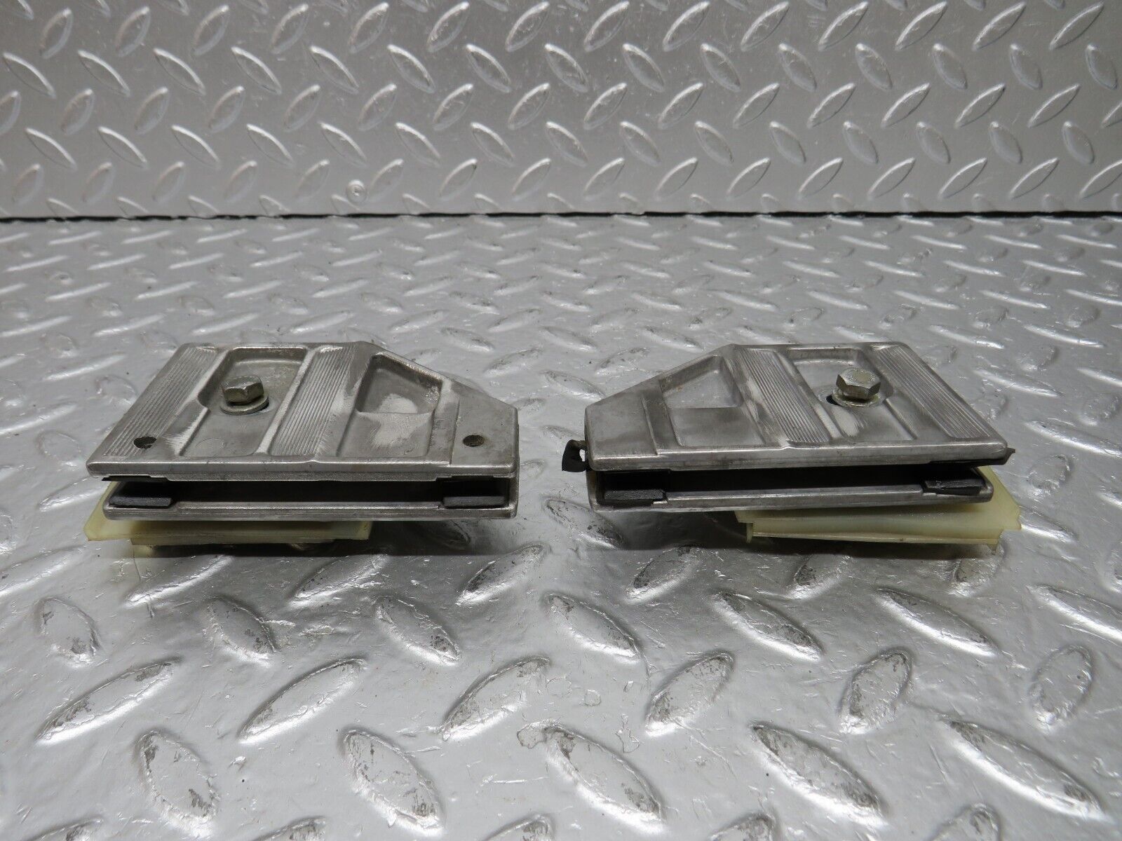 34391 Mercedes-Benz C126 380SEC Coupe Door Window Guide Bracket Pair