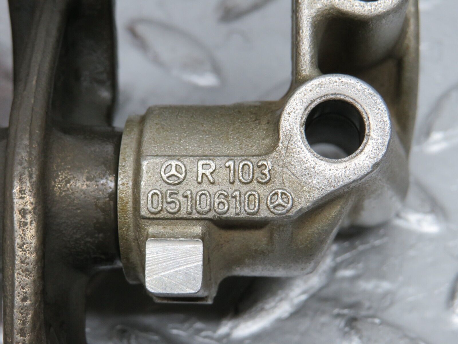 32623 Mercedes-Benz S124 300TE Rocker Arms Camshaft Bearing Block 1030510610