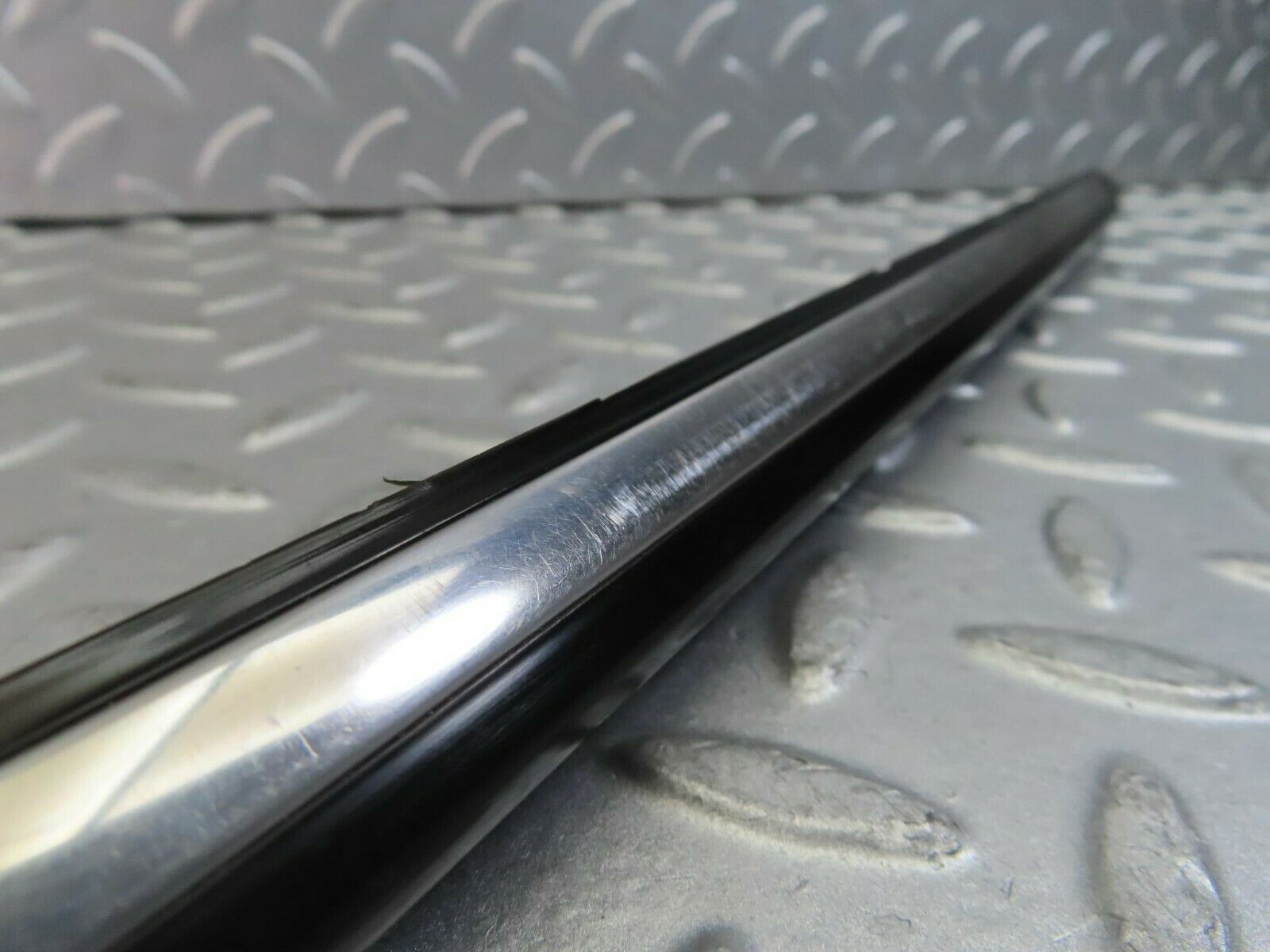 10257 Mercedes-Benz W123 Front Left Door Centre Moulding Trim