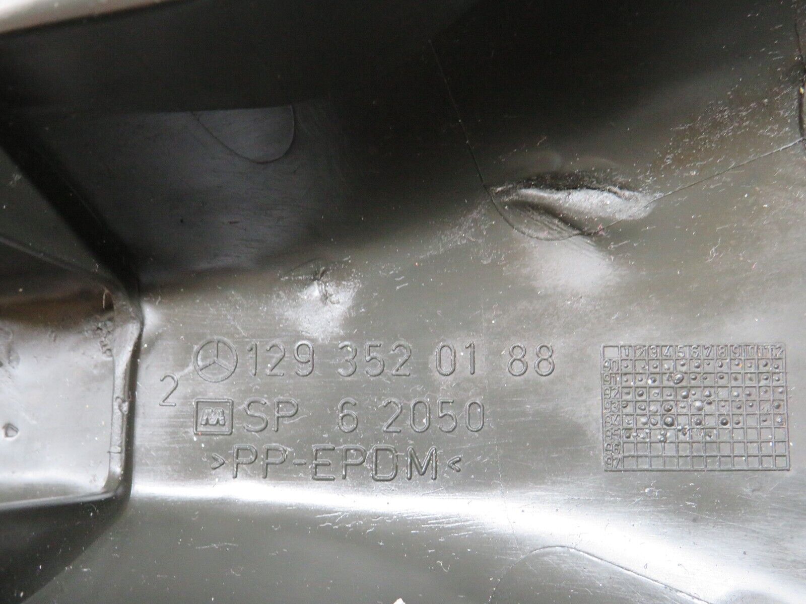 29031 Mercedes-Benz C124 320CE Coupe Rear Control Arm Cover 1293520188