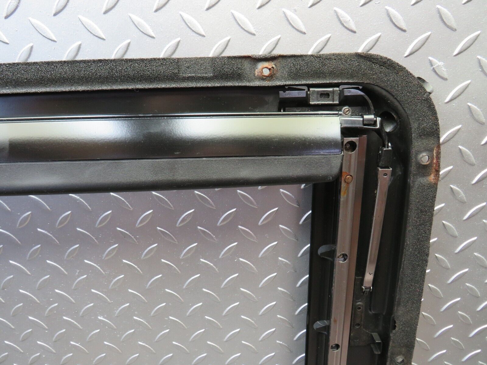 27728 Mercedes-Benz S124 300TE Wagon Power Sunroof Frame Automatic