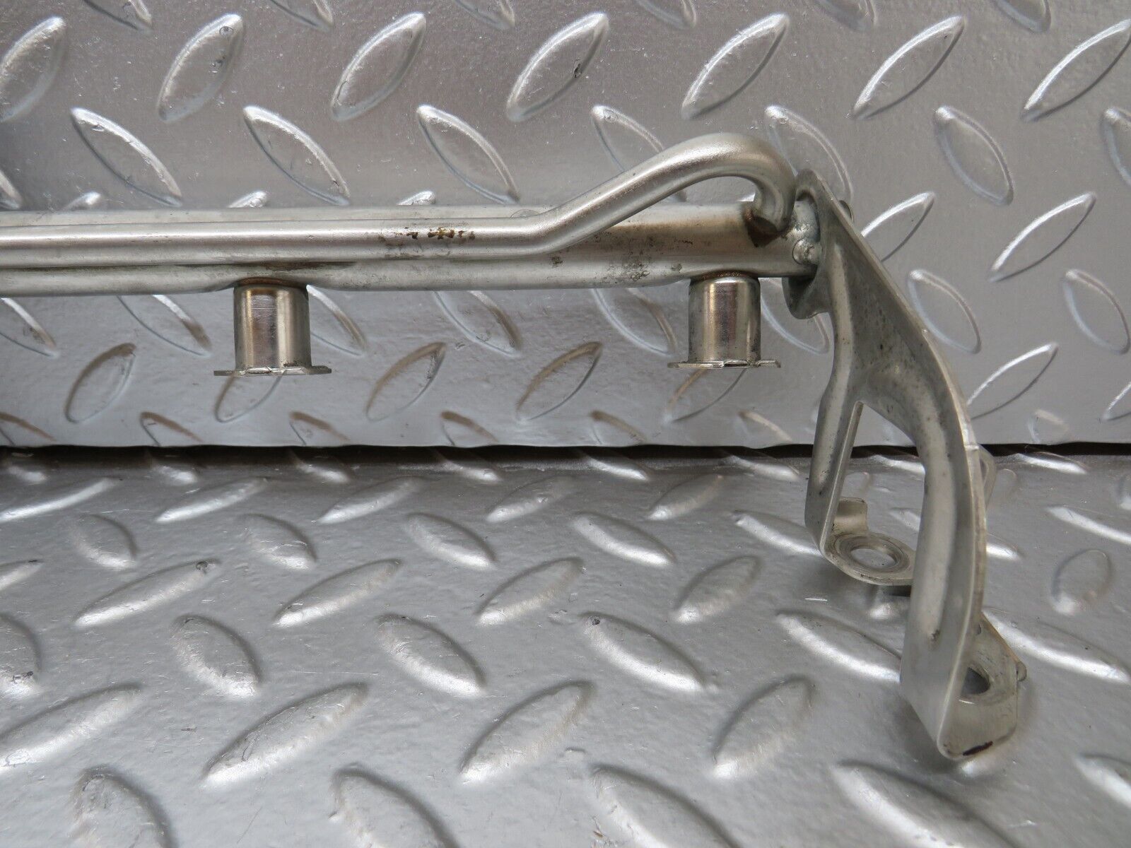 25792 Mercedes-Benz W124 280E Fuel Injection Rail 0000781589