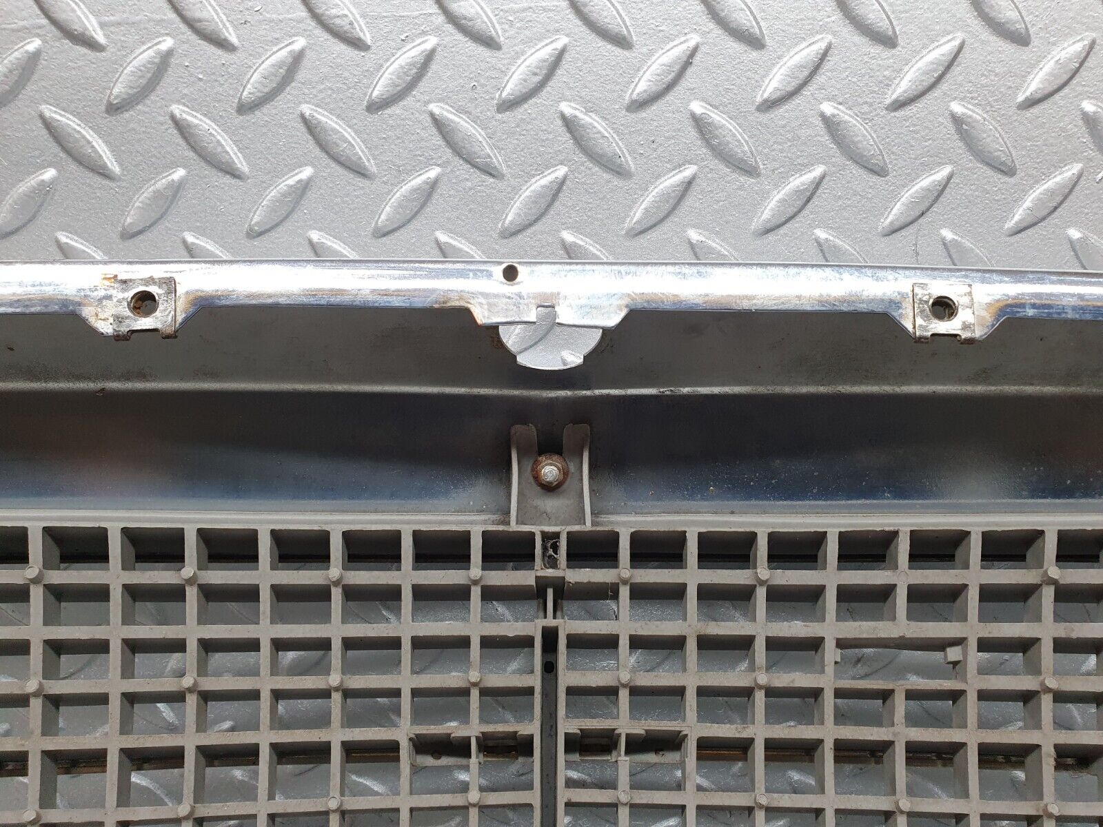 41221 Mercedes-Benz W126 300SE Bonnet Grill Chrome 1268880423