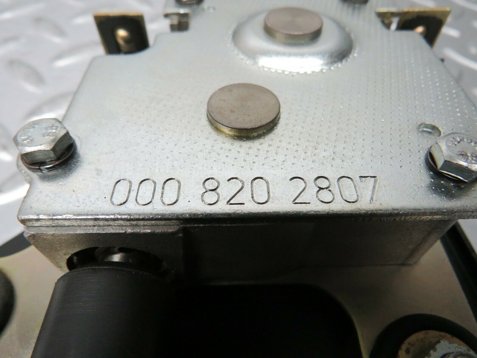 23200 Mercedes-Benz W116 350SE Sunroof Motor With Bracket 0008202807