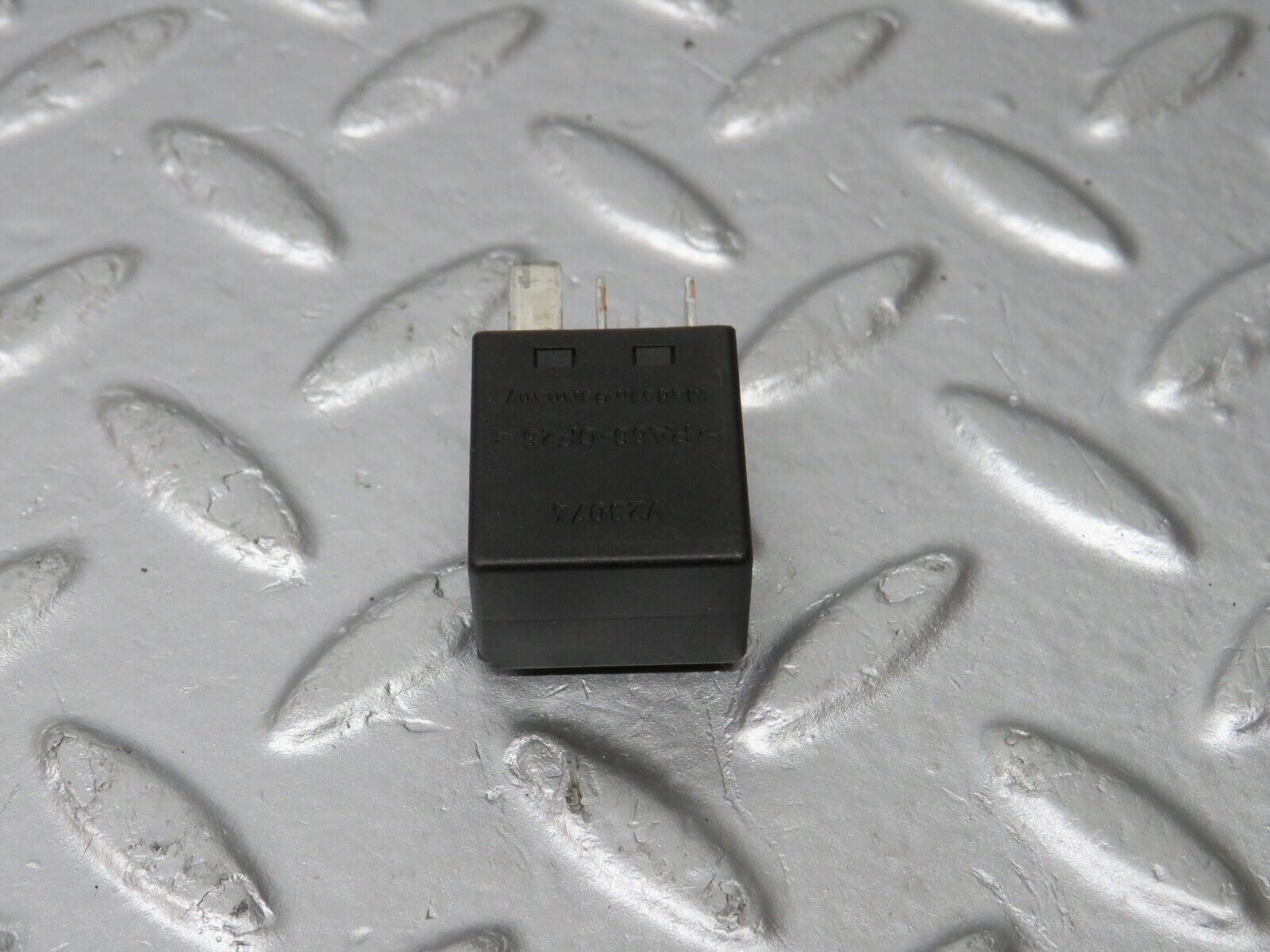 39701 Mercedes-Benz R129 320SL Coupe Indicator Relay 0025421119