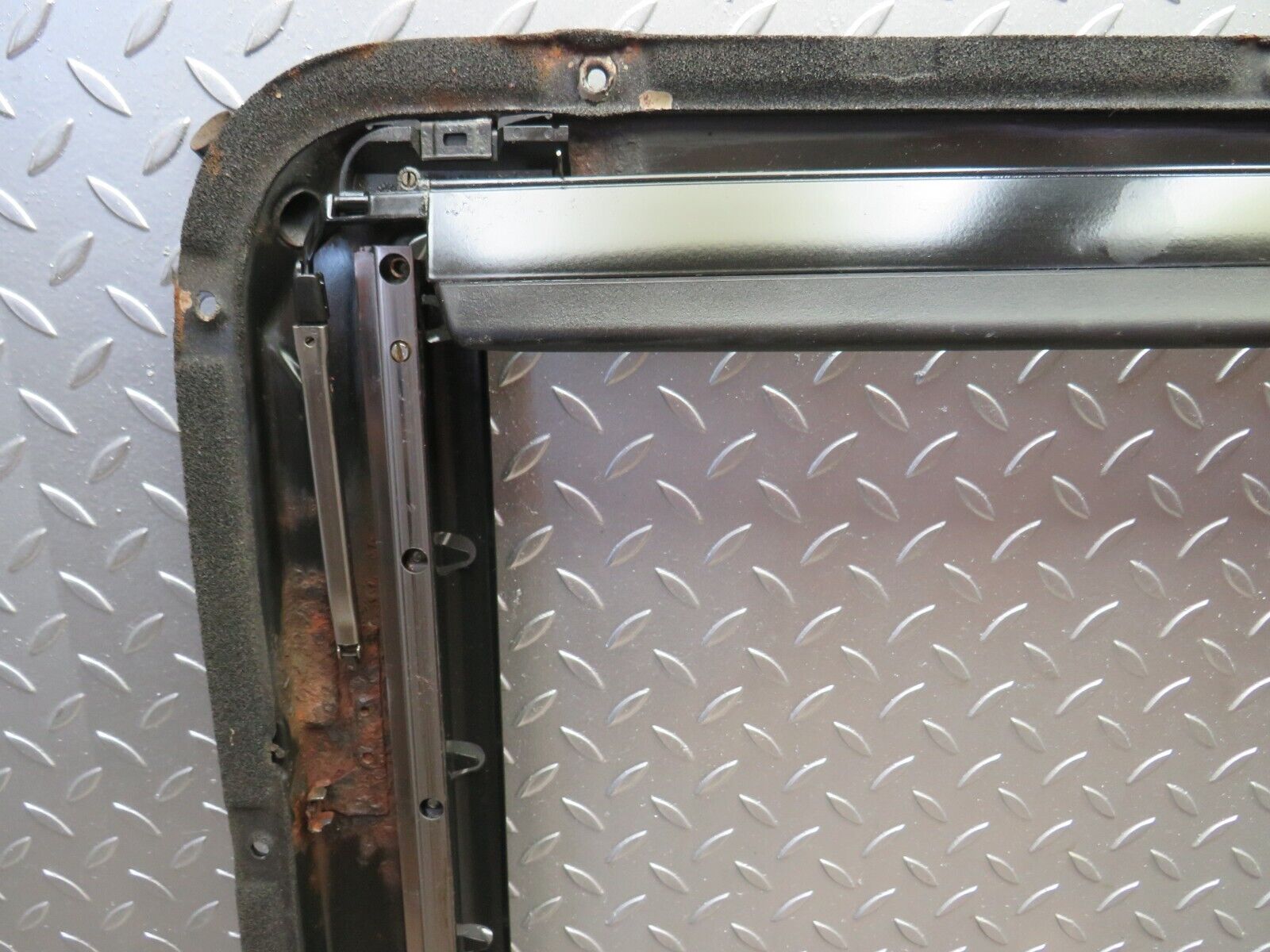 27728 Mercedes-Benz S124 300TE Wagon Power Sunroof Frame Automatic