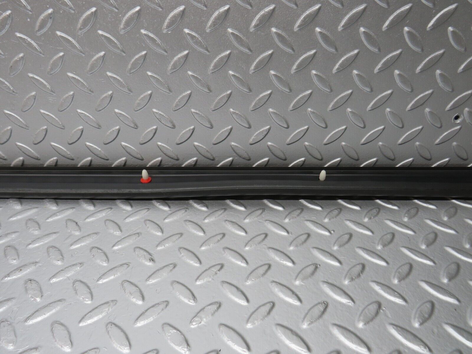 32591 Mercedes-Benz S124 300TE Wagon Door Lower Sealing Rubber Trim Left