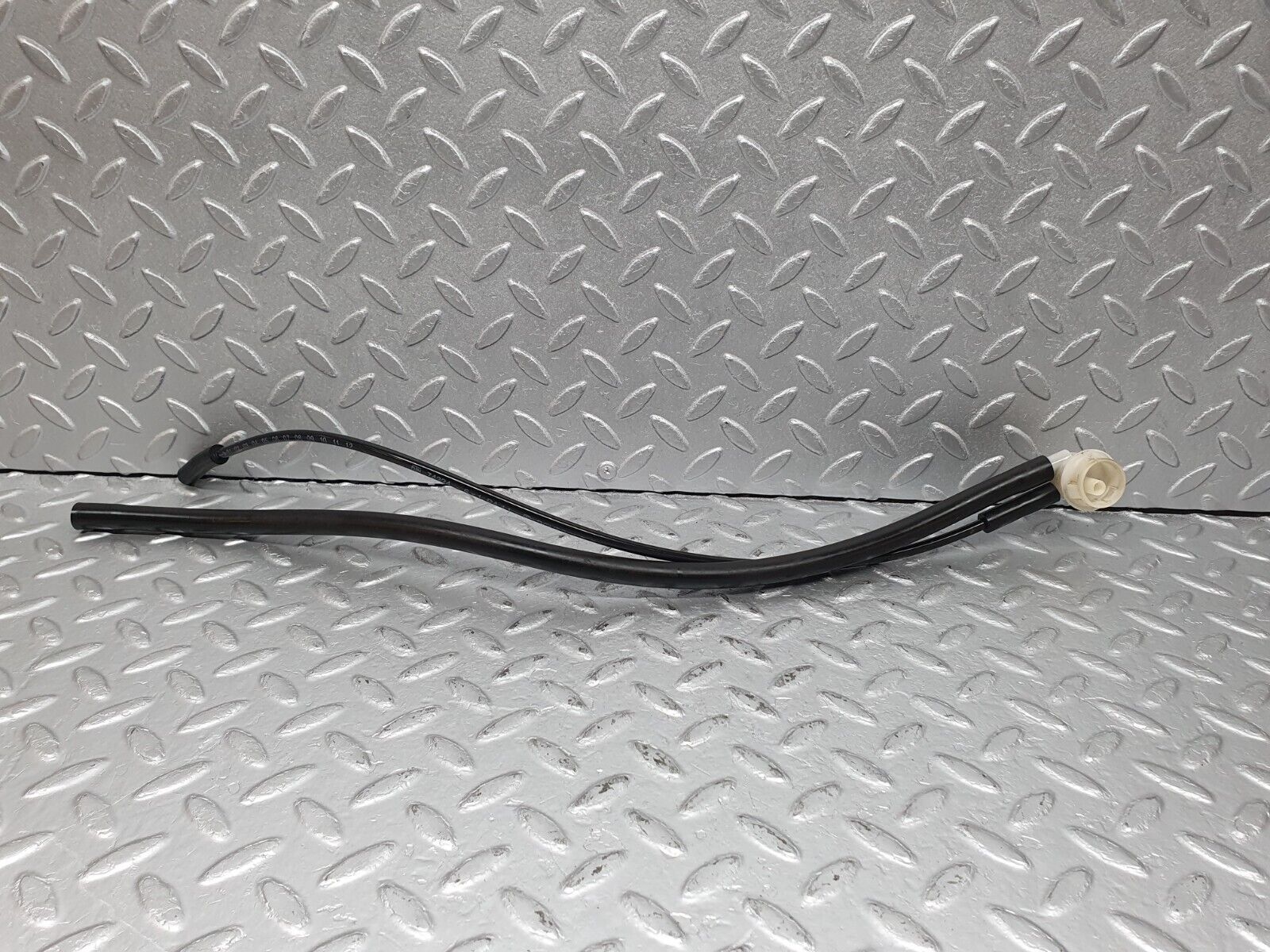 41110 Mercedes-Benz W126 300SE Fuel Vapor Hose Pipe 2014710781