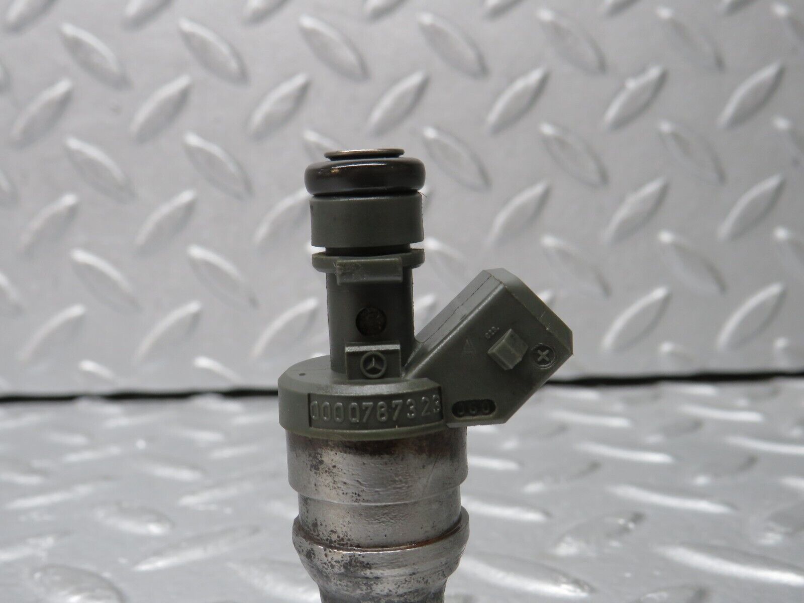 38143 Mercedes-Benz A124 320E Cabriolet Fuel Injector Bosch 0280155209 0000787323