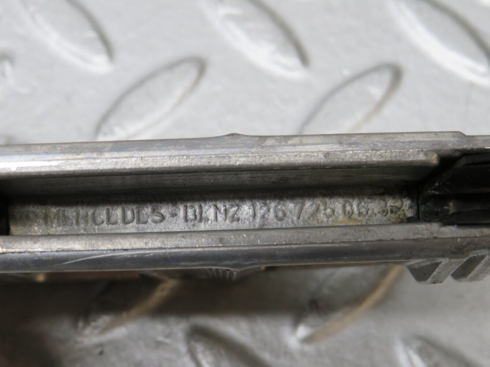 36886 Mercedes-Benz C126 420SEC Coupe Door Window Guide Bracket 1267250632