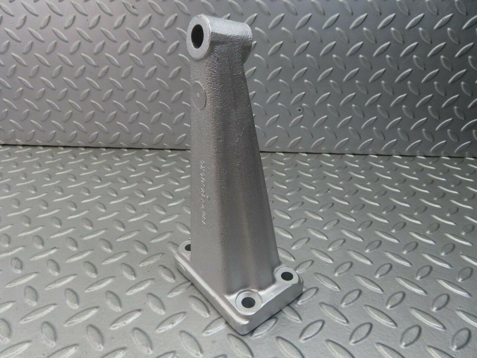 8337 Mercedes-Benz W108 Engine Mount Bracket Right Side 1802232504