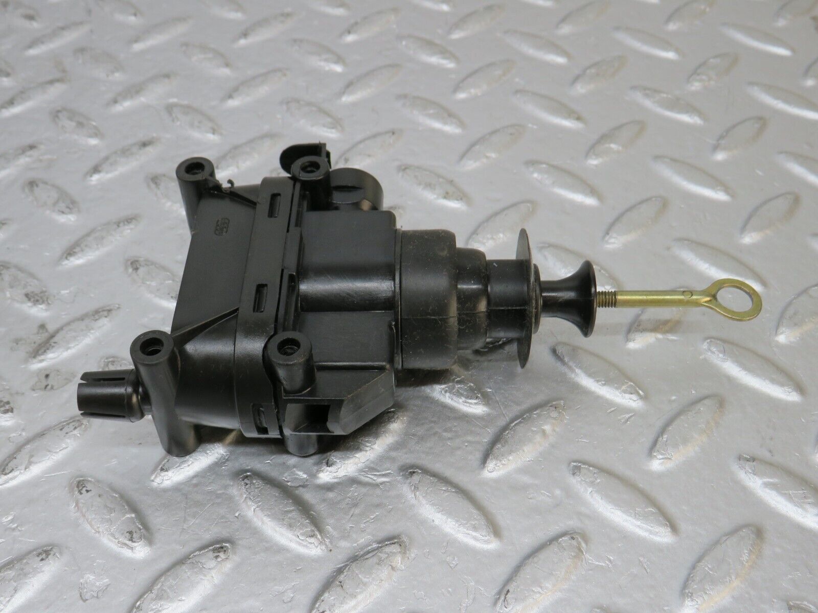 33902 Mercedes-Benz W124 260E Door Lock Vacuum Actuator Front Right