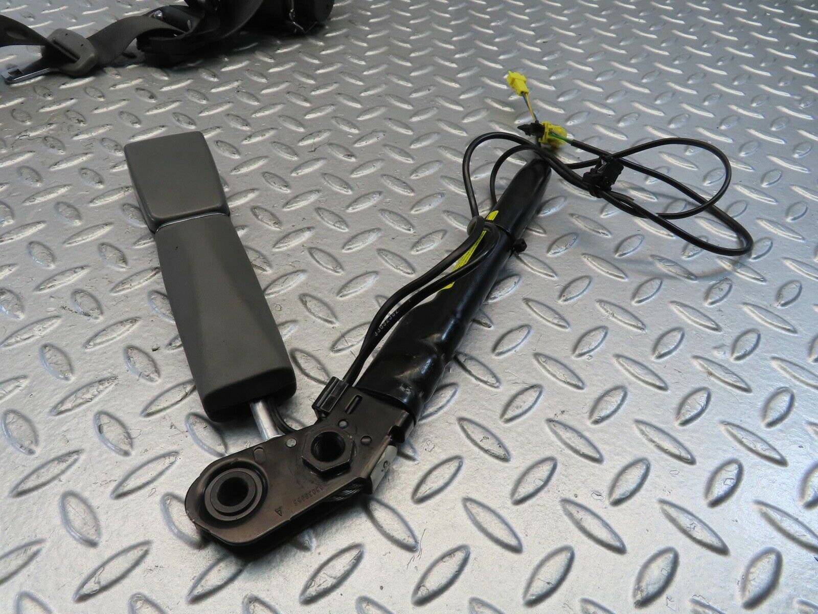 11212 Mercedes-Benz W221 S320 Front Left Seat Belt With Buckle 2218603185