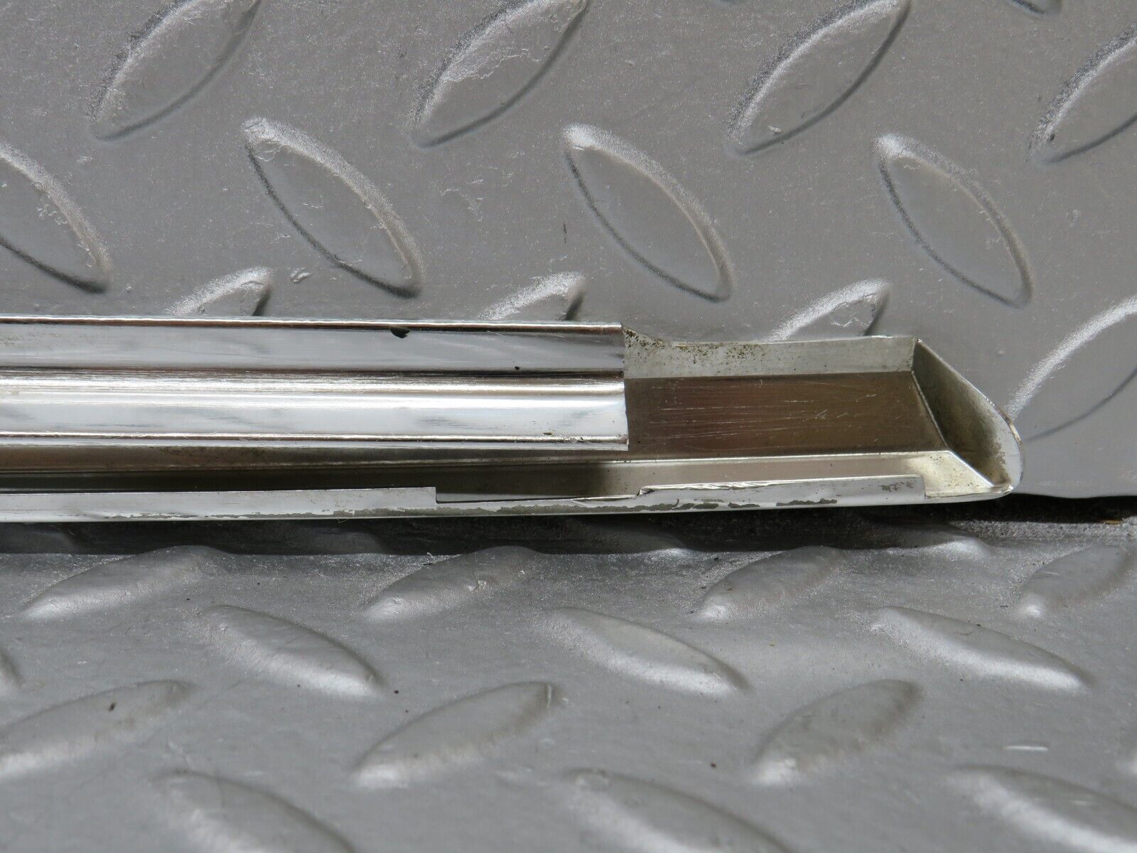 36294 Mercedes-Benz W126 420SE Front Left Door Chrome Moulding Trim