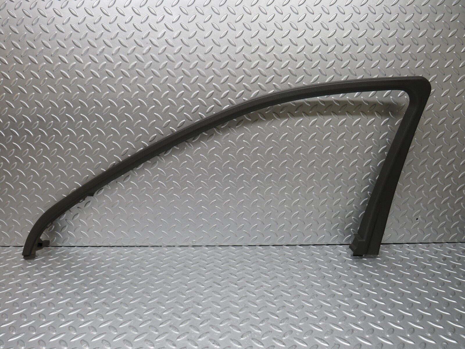 35285 Mercedes-Benz W221 Front Right Door Window Frame Trim 2217250271