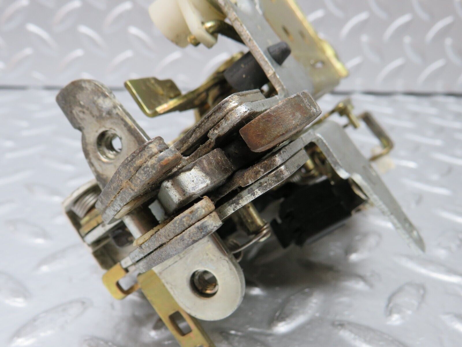 31361 Mercedes-Benz S124 220TE Wagon Tailgate Lock Mechanism