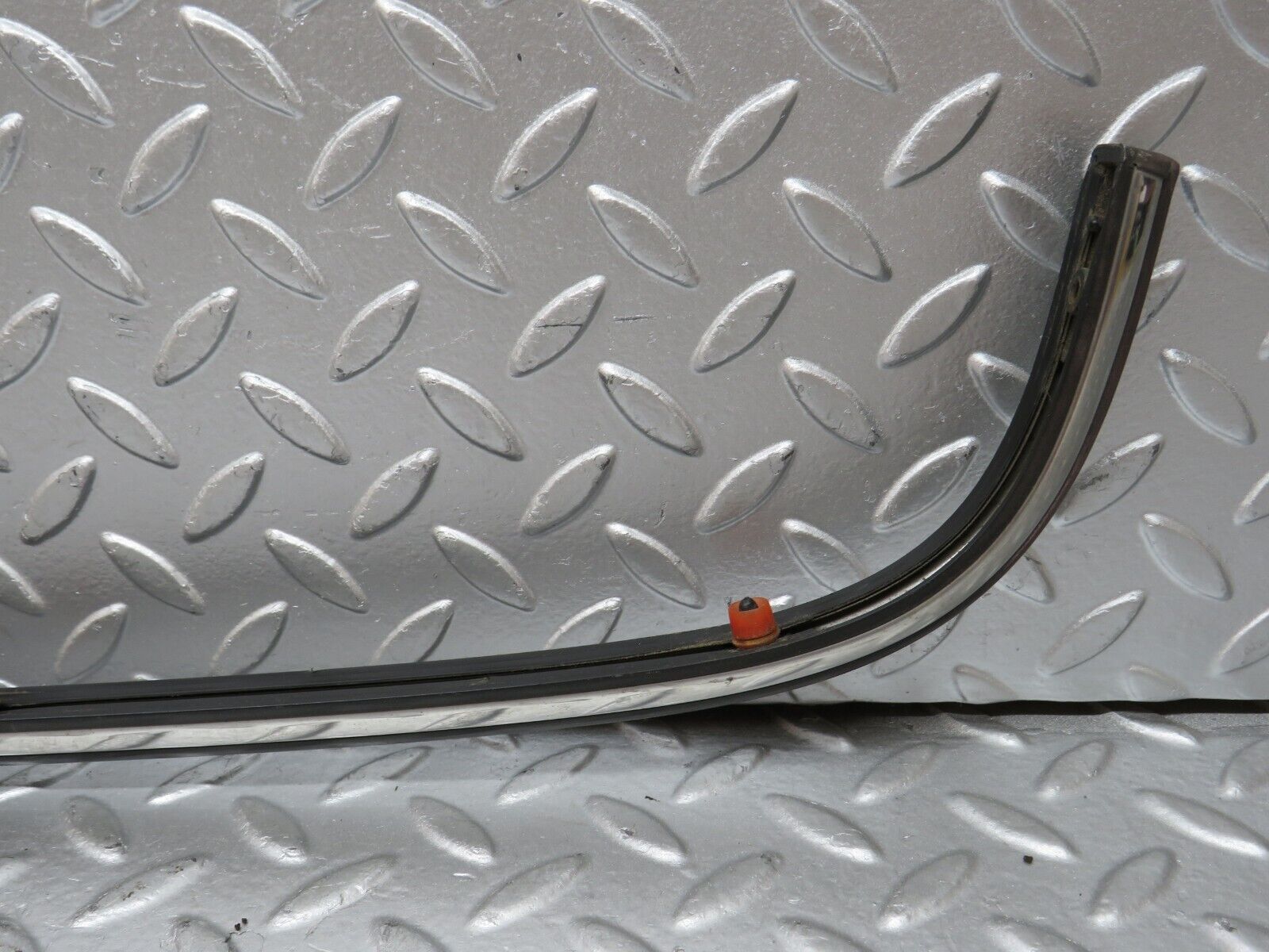 27959 Mercedes-Benz W123 280E Rear Left Fender Wing Centre Moulding Trim