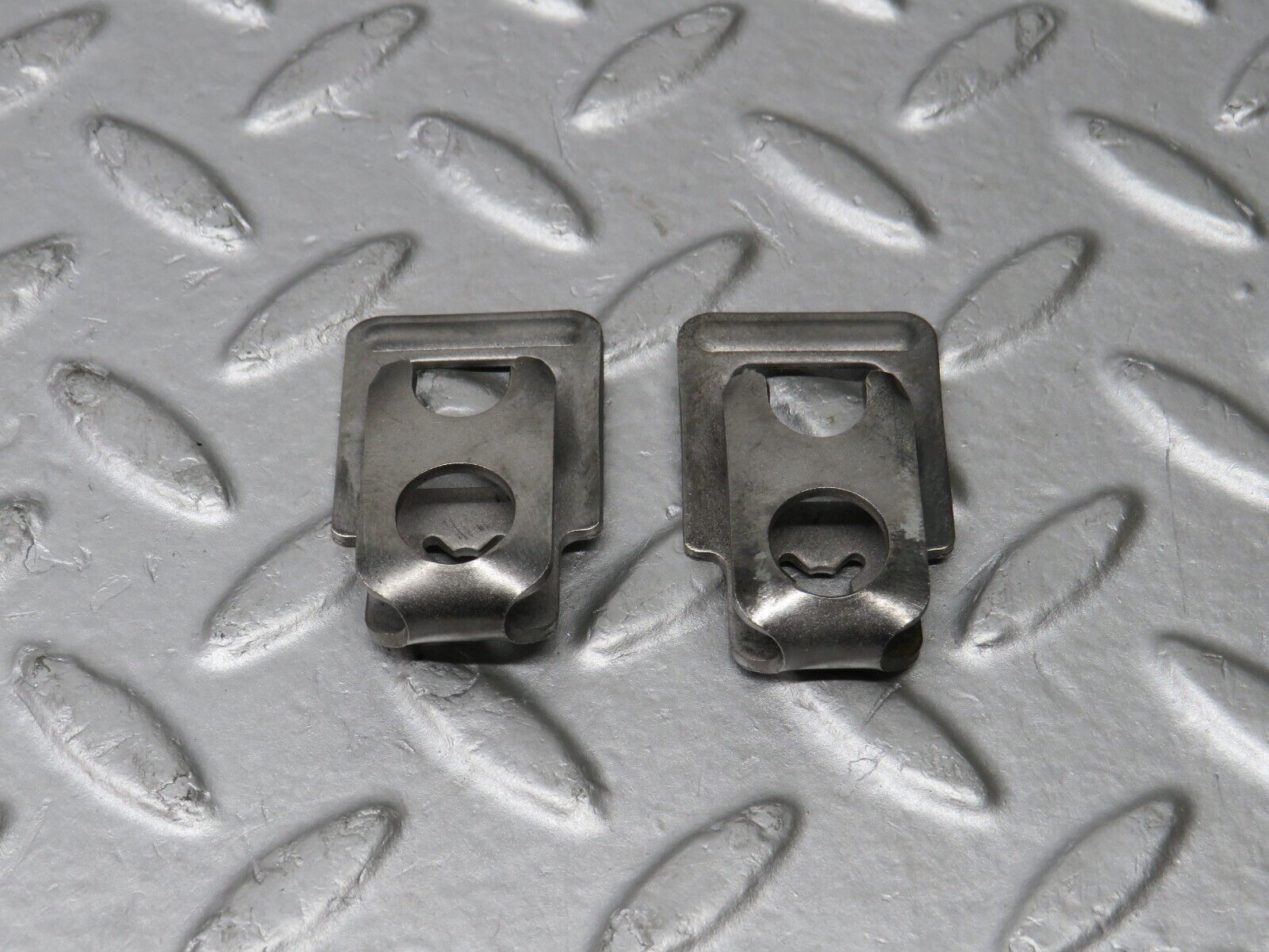 39031 Mercedes-Benz W201 190E 2.6L Fuel Injector Bracket 2x