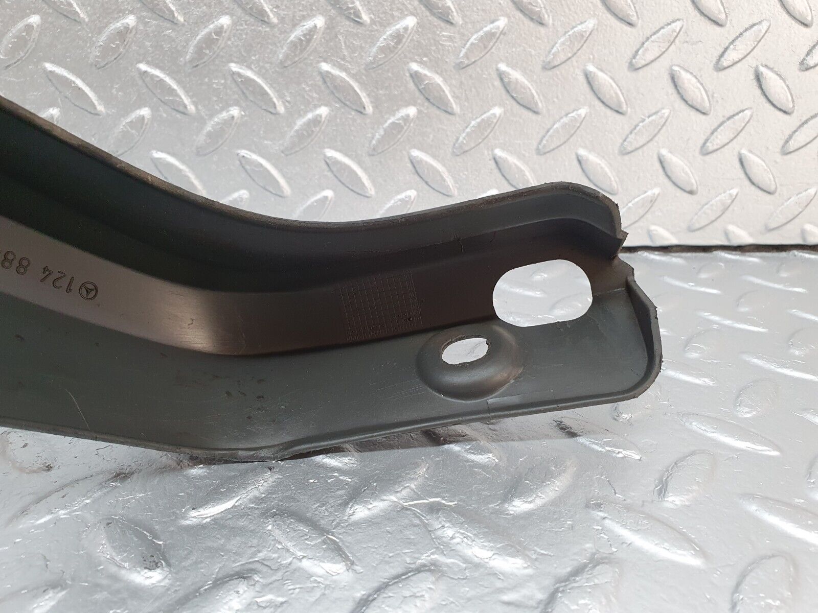 41550 Mercedes-Benz W124 200E Fender Wing Lower Moulding Trim Right Side 1248840231