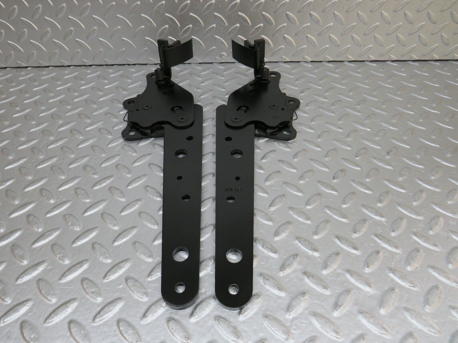 32514 Mercedes-Benz S124 300TE Wagon Rear Seat Hinge Pair