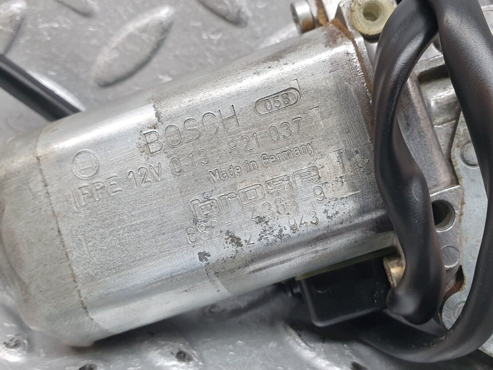 41205 Mercedes-Benz W126 300SE Rear Left Window Regulator Motor 0130821037